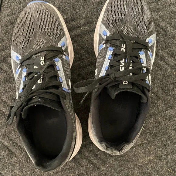 On Running Cloud eclipse size 7.5 women’s - Picture 3 of 8